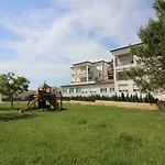 Idyllisches Mit Kinderspielplatz Vor Dem Haus Und Nur 700 Meter Zum