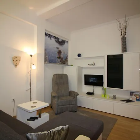 Idyllisches Mit Kinderspielplatz Vor Dem Haus Und Nur 700 Meter Zum Apartment *