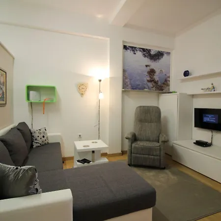 Apartment Idyllisches Mit Kinderspielplatz Vor Dem Haus Und Nur 700 Meter Zum Porec