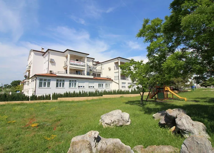 Apartman Idyllisches Mit Kinderspielplatz Vor Dem Haus Und Nur 700 Meter Zum Poreč