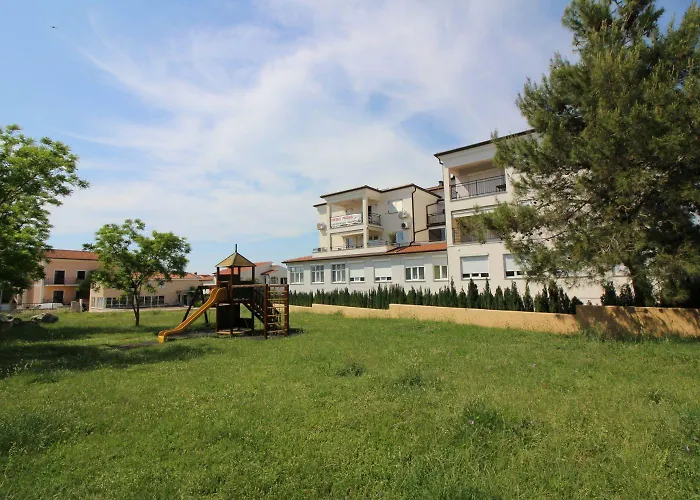 Idyllisches Mit Kinderspielplatz Vor Dem Haus Und Nur 700 Meter Zum