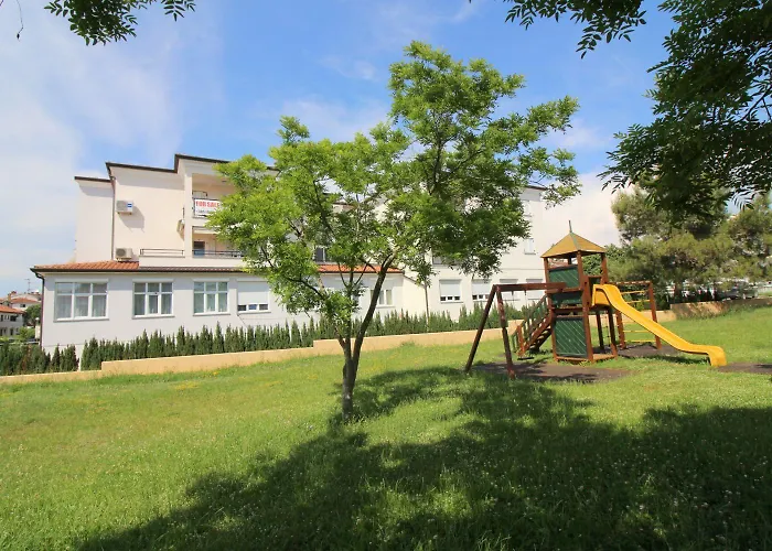 Idyllisches Mit Kinderspielplatz Vor Dem Haus Und Nur 700 Meter Zum Apartman Poreč