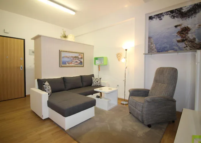 Apartman Idyllisches Mit Kinderspielplatz Vor Dem Haus Und Nur 700 Meter Zum
