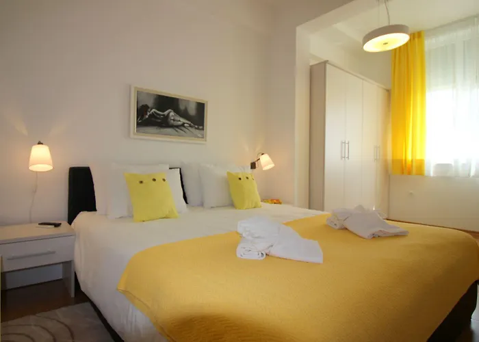 Idyllisches Mit Kinderspielplatz Vor Dem Haus Und Nur 700 Meter Zum Porec