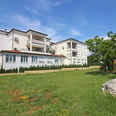 Idyllisches Mit Kinderspielplatz Vor Dem Haus Und Nur 700 Meter Zum Πόρετς