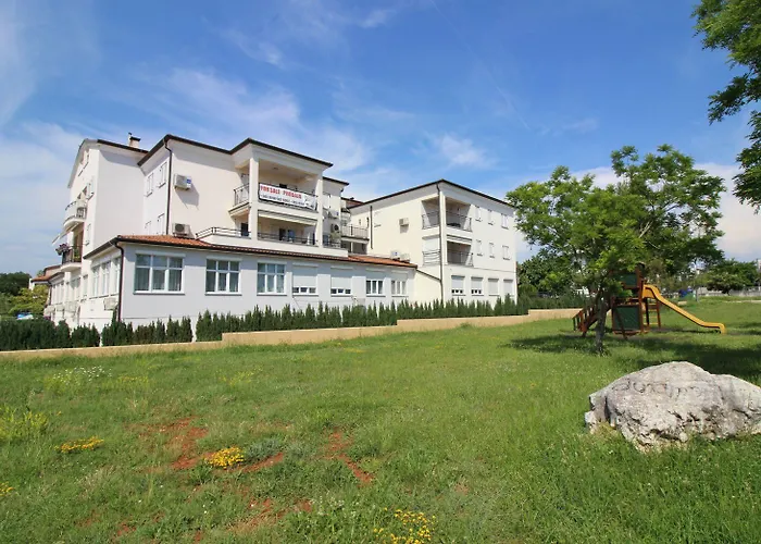 Idyllisches Mit Kinderspielplatz Vor Dem Haus Und Nur 700 Meter Zum Πόρετς