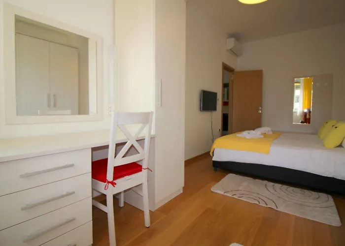 Idyllisches Mit Kinderspielplatz Vor Dem Haus Und Nur 700 Meter Zum